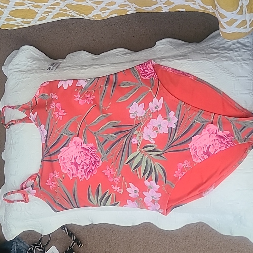 New one piece swimsuit sz small